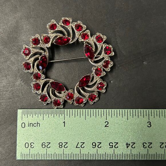 Vintage Silver Tone Red Rhinestone Christmas Wreath Brooch - Picture 5 of 5